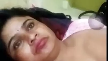 Telugu Bhabhi Showing Boobs