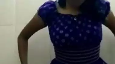 Housewife wants to be a sex Desi model and exposes her XXX buttocks