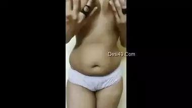 Desi girl agrees to perform XXX belly dance on camera with sex stripping