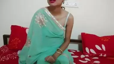 Desi mom DIRTY says on clear hindi how she fucked while studying with big cock