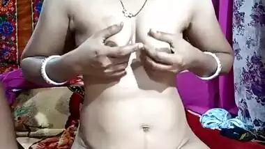 Village Bhabhi pressing her big boobs