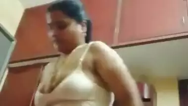 Mature bhabhi making changing video for lover