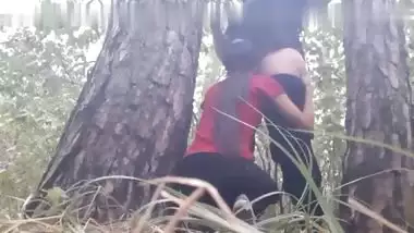 Delhi girl sucks her lesbian boss’s pussy outdoors