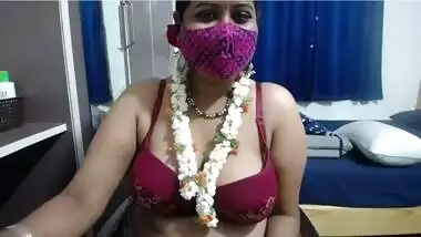 XXX curious boys fuck Desi Bhabhi online and watch her saggy tits