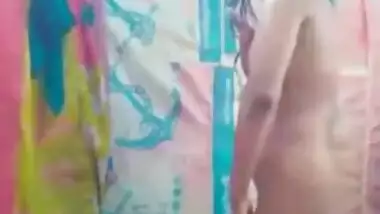 XXX Indian porn! Nude bath video shot by this young Desi girl