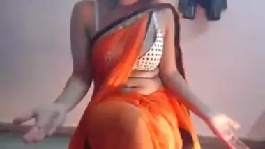 sexy desi babe in sari teasing in cam,opening bra