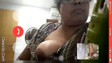 desi mature aunty boob show