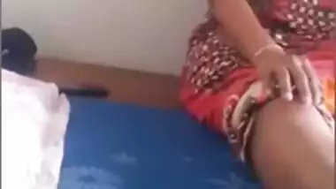 Hot desi aunty exposing legs