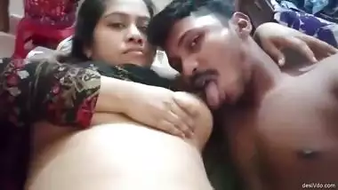 Desi wife says SUCK MY TITS AND FINGER ME