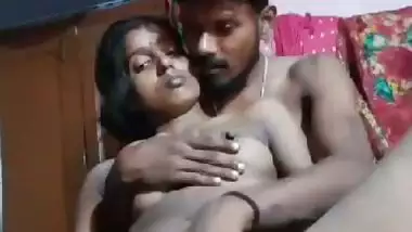 Husband exhibits his wife’s naked body in desi sex video