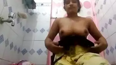 Desi bathroom striptease video