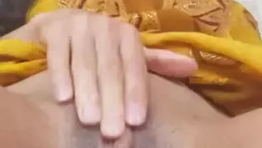 Nude babe in yellow shows off Desi cunt during XXX masturbation show