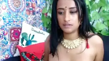 Indian cam chick shows off her oily boobs massage