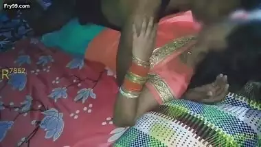 Bhabhi ke boyfriend ne pahle bhabhi ki saree kholi phir blouse or bra khol kar bhabhi ne dudh pilaya with Hindi talk