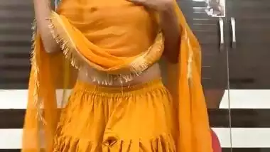 Sexy Girl in Salwar showing her Boobs