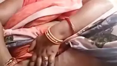 Bhabhi Shows Fingering On Vc