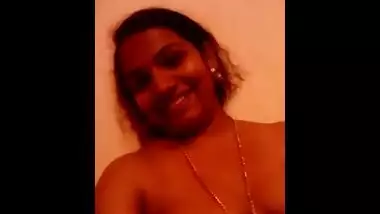 Cute mallu big boobs aunty rubbing private parts