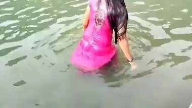 Man seduces a girl on the pond and fucks her pussy
