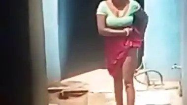 South Indian Aunty In Saree Bathing Video In Hidden Cam