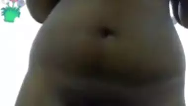 Srilankan milk tanker girl displaying her nude body on cam