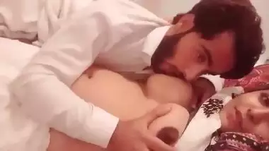 Paki wife boobs show and hubby sucking viral MMS