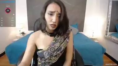 Sexy NRI babe in saree showing her assets