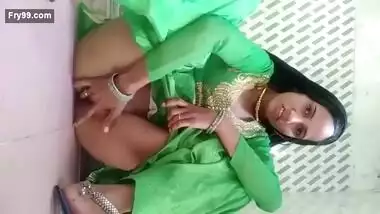 Desi Girl Showing her Pussy