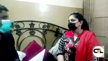 For cash Desi Bhabhi allows Pakistani boss to touch her XXX hot boobs