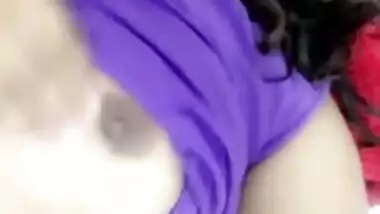 Teen Indian pulls her violet T-shirt up and shows off XXX boobs