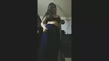 Desi cute boudi momo show her boobs