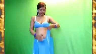 Desi Girl Saree Fashion Photoshoot (Nipples Visible Thought Saree)