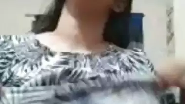 Cute Indian GF boobs show on viral video call sex
