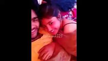 INDIAN TEEN CPL KI MMS BANYA APNA