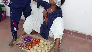 Sabji Bechne Aayi Jawan Ladki Ko Pese Ka Lalch Dekar Choda, Saf Hindi Aawaj Me