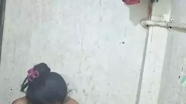 Mature desi aunty bathing video viral MMS shared online