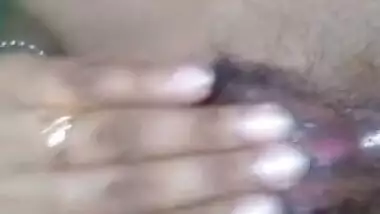 Desi girl fingering in her wet pussy