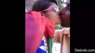 Desi lover kissing scene in park