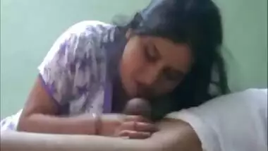 Desi Aunty Giving A Nice Blowjob