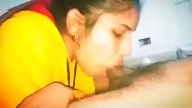 Desi maid engulfing cock MMS homemade video