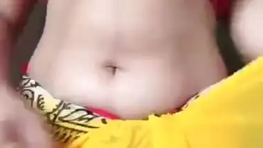 Indian sexy hot desi bhabhi shows her body for boy friend