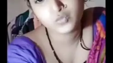 Beautiful Desi bhabhi shows her boobs