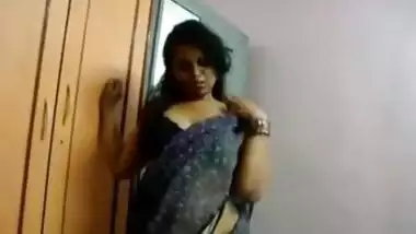 LOVELY INDIAN WIFE IN SEXY SAREE