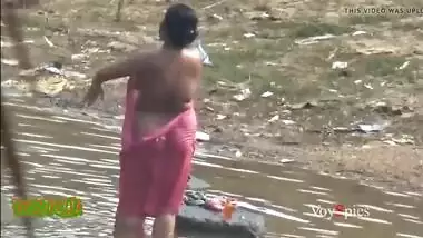 Desi mature aunty bathing in pond secretly recorded