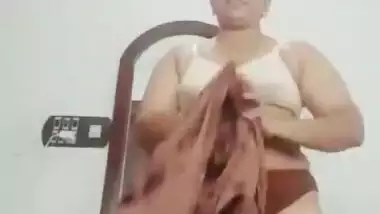 Mallu Bhabhi Shows Her Boobs and Pussy Part 2