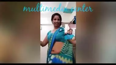 Hot Desi aunty saree navel show