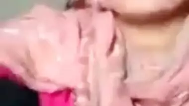 Pakistani mature aunty showing boob on cam viral clip