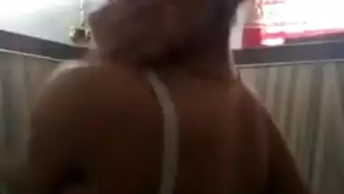 Desi Girl Shows her Boobs