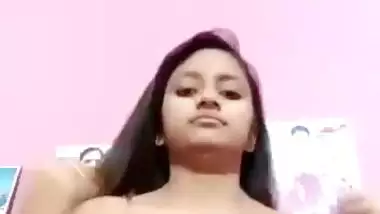 Cute girlfriend topless round boobs show viral MMS