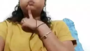 Super Sexy Desi girl Shows her Boobs and Pussy