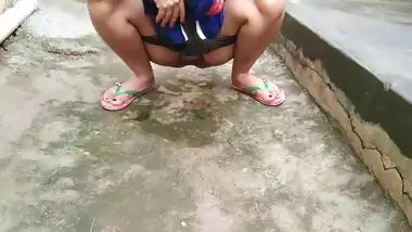 Maid In Saree Outdoor Public Pissing Fingering During Period